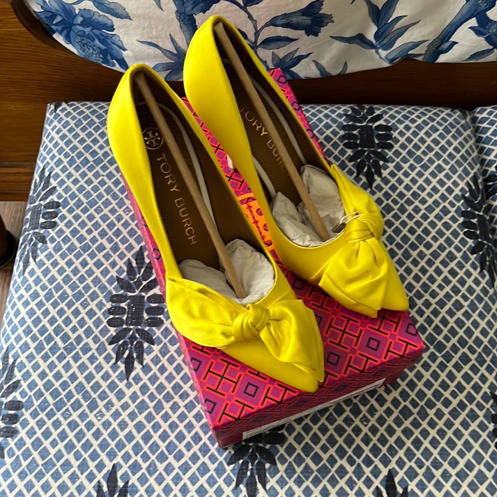 NIB Canary Yellow Satin Tory Burch Heels SZ 7.5